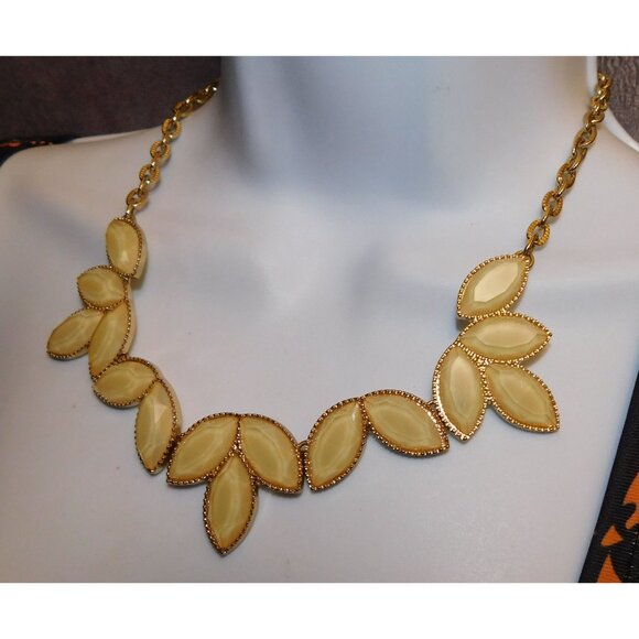 Retro Cream Shimmer Floral Leaf Costume Necklace - Picture 4 of 4